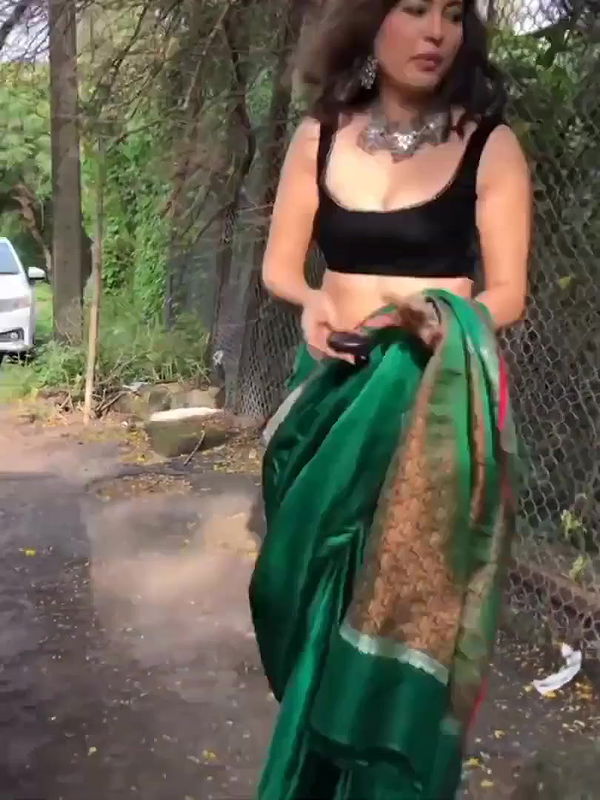 BUSTY POONAM RAJPUT SHOWS BEST WAY TO CARRY A PALLU ADDICTION TION