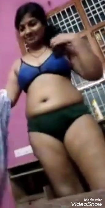 pure iyer maami showing akkul thoppul boobs to boy friend