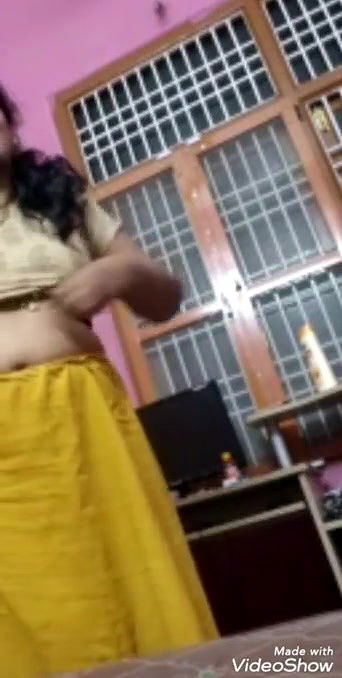 Sexy Indian Bhabhi Boobs Show