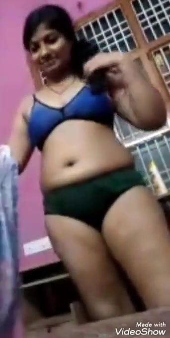 Sexy Indian Bhabhi Boobs Show