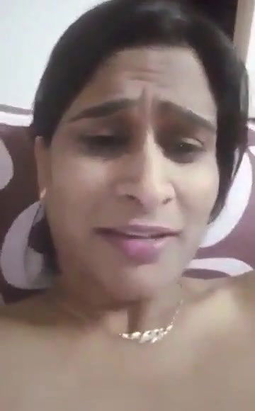 Desi babe showing boobs and pussy