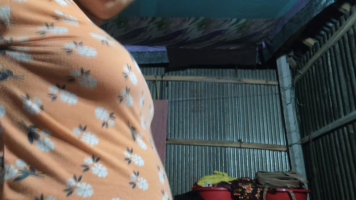 Bangladeshi woman masturbates herself