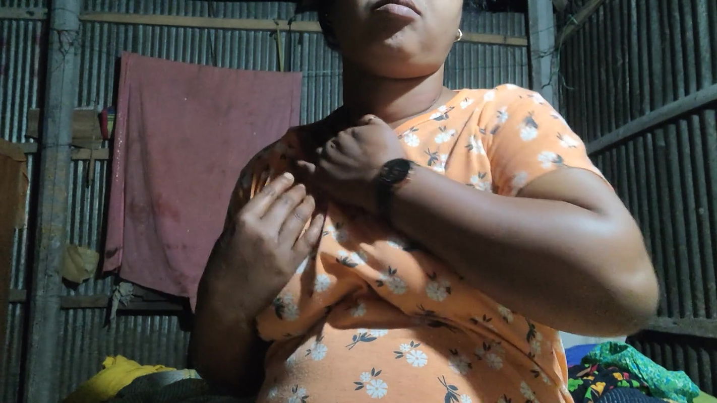Bangladeshi woman masturbates herself