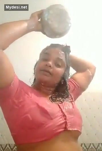 Desi sexy bhabi nude bath