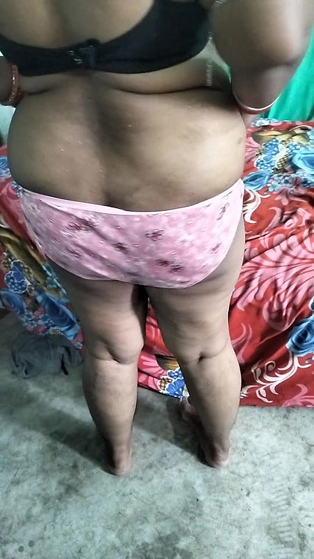 Indian Sexy Women Wearing Clothes After Shower Look Like a Sexy