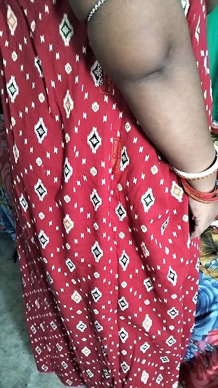 Indian Sexy Women Wearing Clothes After Shower Look Like a Sexy