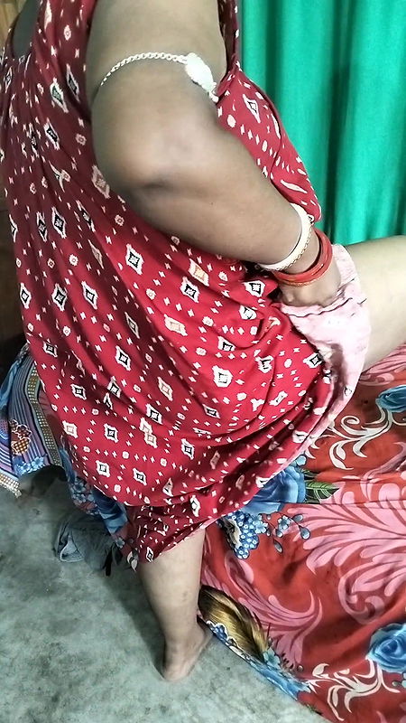 Indian Sexy Women Wearing Clothes After Shower Look Like a Sexy