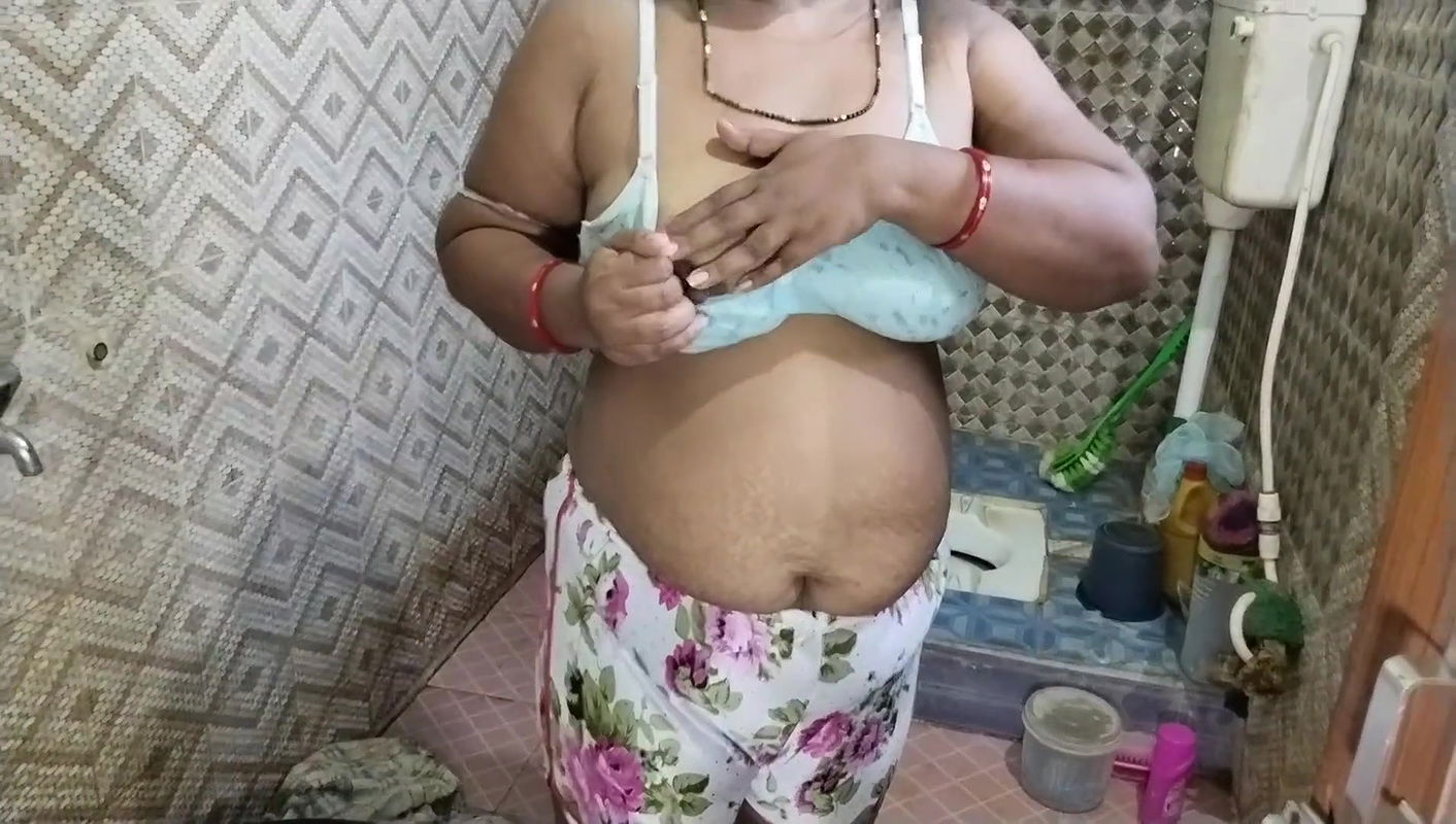 Hot Desi Bhabi Nude Show and Boobs Massage