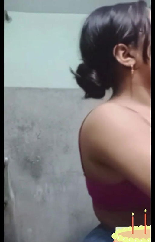 Cute Desi Girl Shows her Boobs