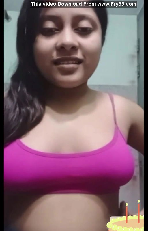 Cute Desi Girl Shows her Boobs