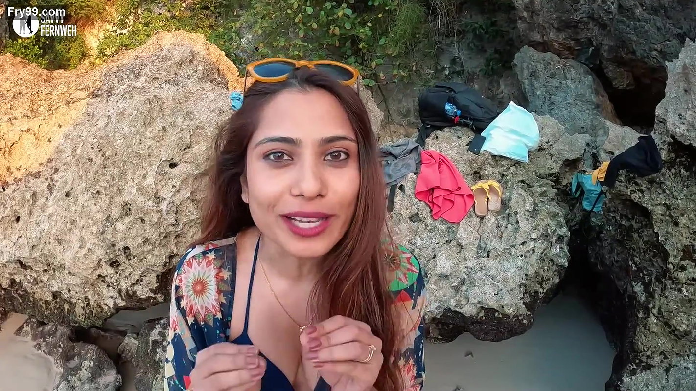 Savvy Fernweh – Bali Hot bikini navel show