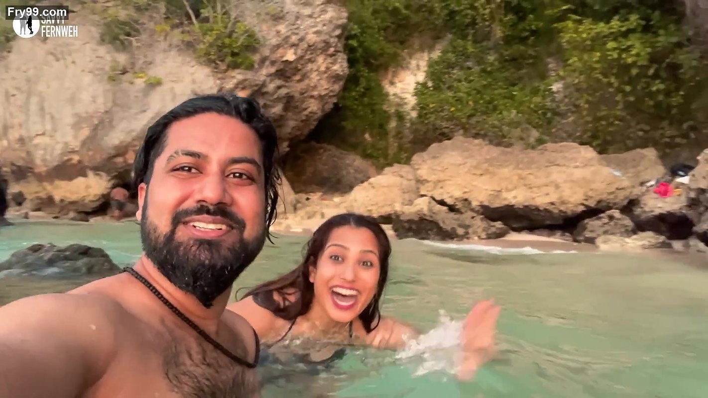 Savvy Fernweh – Bali Hot bikini navel show