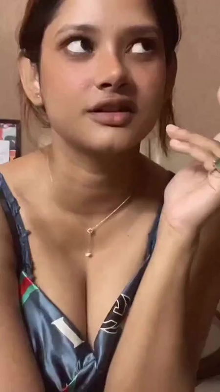 Glamorous Shivona Sinha TEASING WITH HER BUSTY SEXY FIGURE
