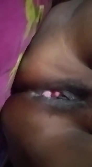 Bhabhi Shows her Pussy