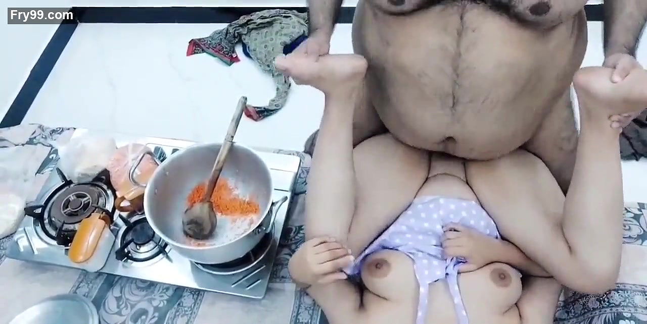 INDIAN HOT WIFE COOKING IN KITCHEN HAS ANAL SEX WITH HER CUCKOLD HUSBAND WITH CLEAR HINDI AUDIO