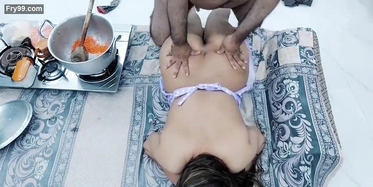 INDIAN HOT WIFE COOKING IN KITCHEN HAS ANAL SEX WITH HER CUCKOLD HUSBAND WITH CLEAR HINDI AUDIO