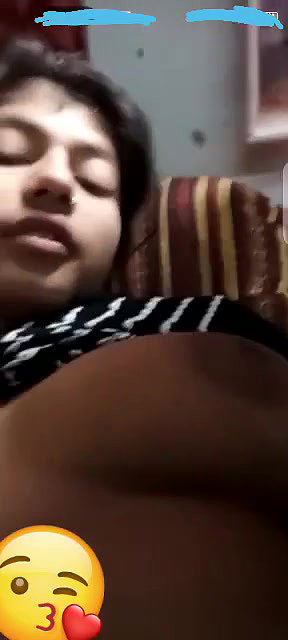 Desi Girl Shows Her Boobs On VC