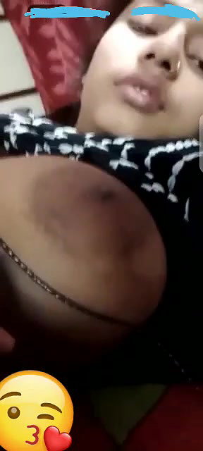 Desi Girl Shows Her Boobs On VC
