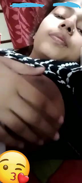 Desi Girl Shows Her Boobs On VC