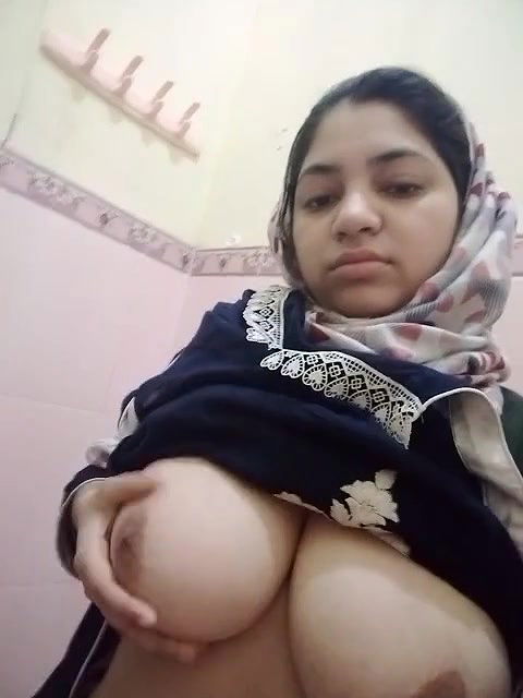 Bhabhi Shows Her Big Boobs