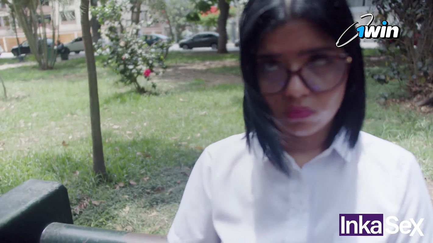 Inocente colegiala latina culona es llevada con mentiras a casa de un extraño para follar