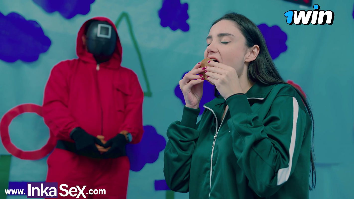 SQUID GAME – Victoria carmargo rompe la galleta en el juego del calamar y es follada por el ano