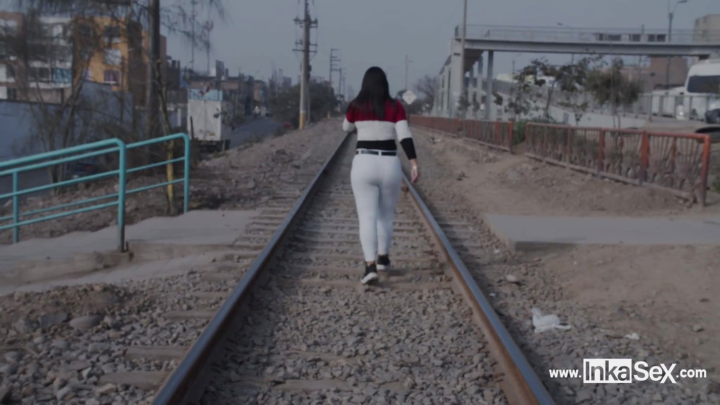 Big ass Venezuelan Ginezflowrs lost in Lima tries her first cock