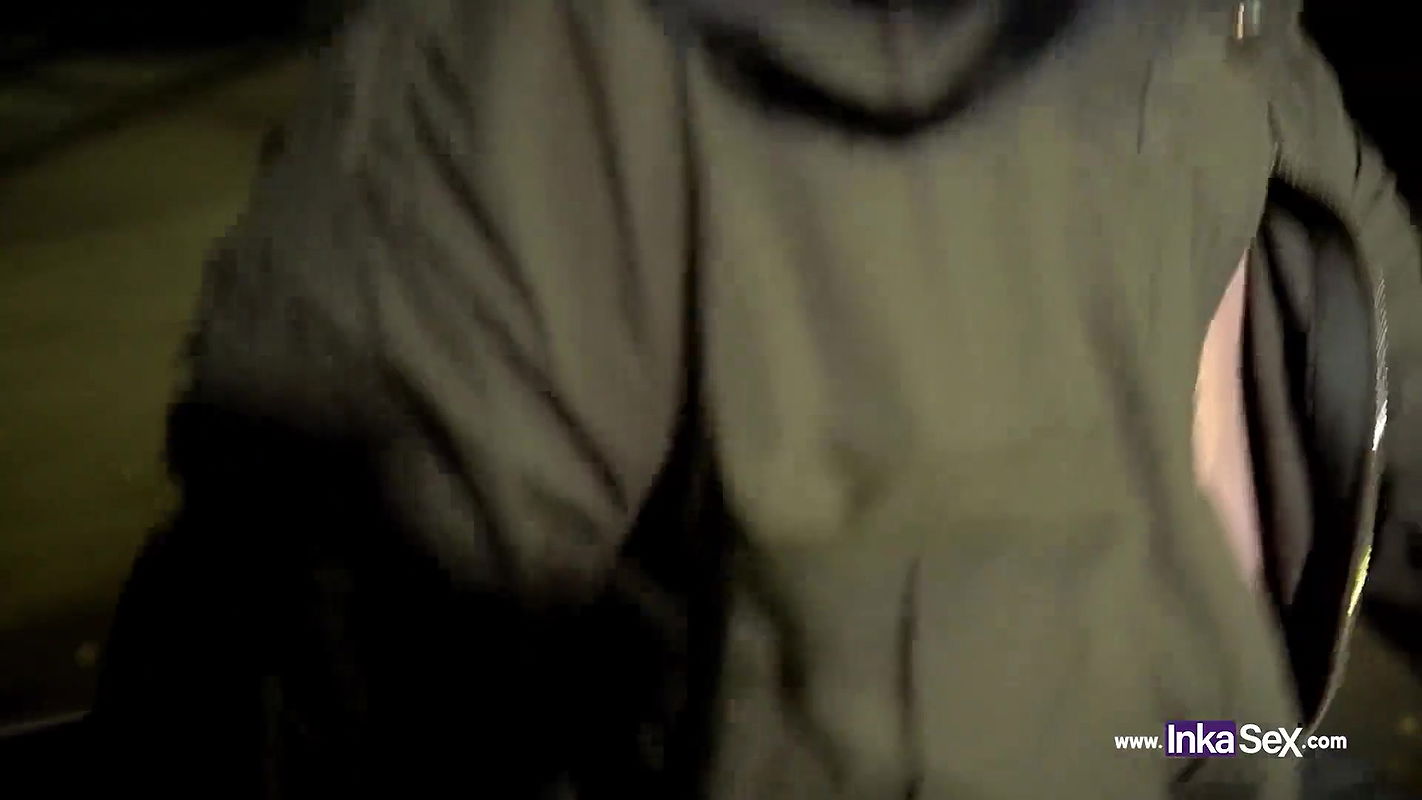 Ambar Pradax chica colombiana acepta dura follada a cambio de no irse en bus a su casa.