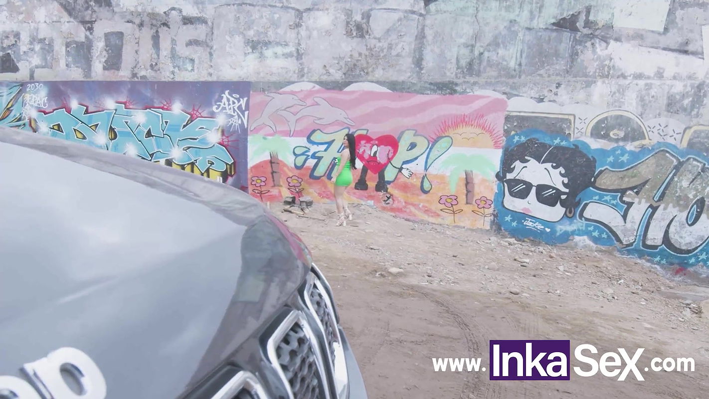 Latina culona es pillada orinando en la calle después de una fiesta