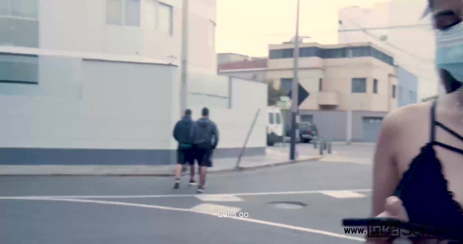 Modelo peruana sorprendida por su vecino en las calles de lima.