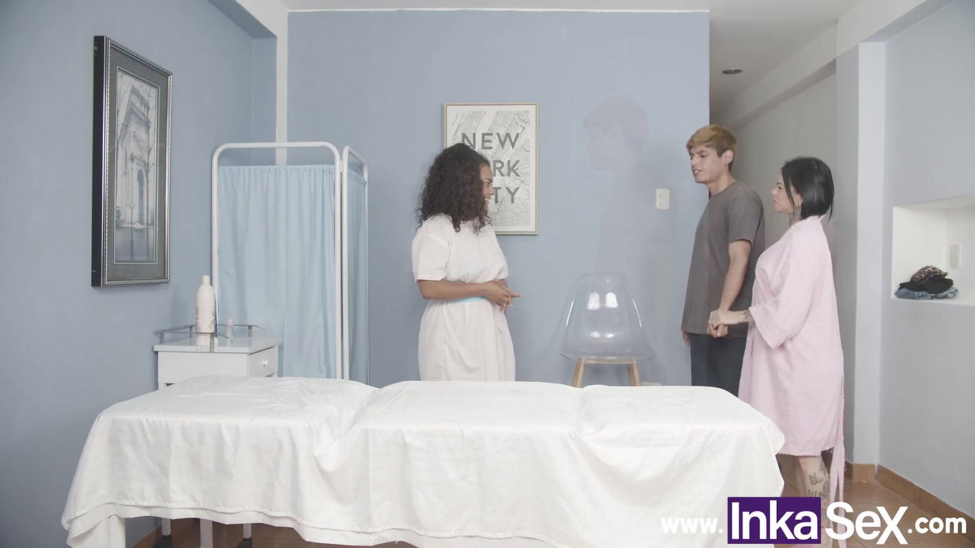 Mamá contrata masajista afroperuana y acaba follando