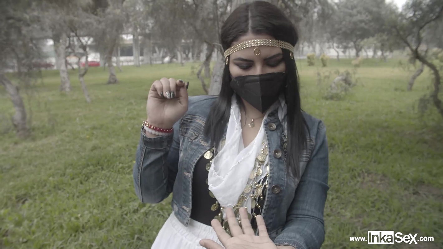 Ginezflowrs, the gypsy with a penetrating gaze