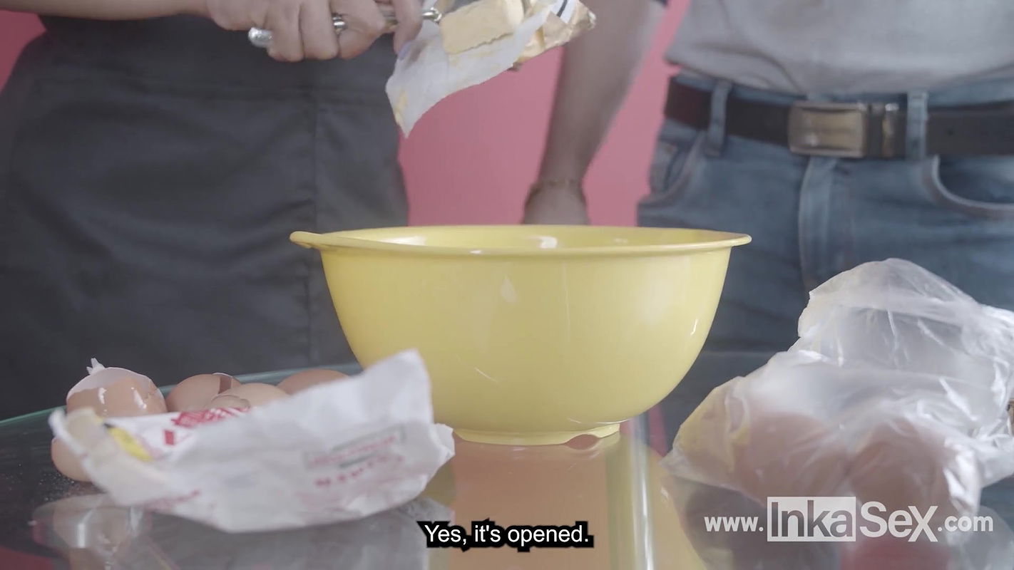 Tremenda morena peruana vendedora de turrones