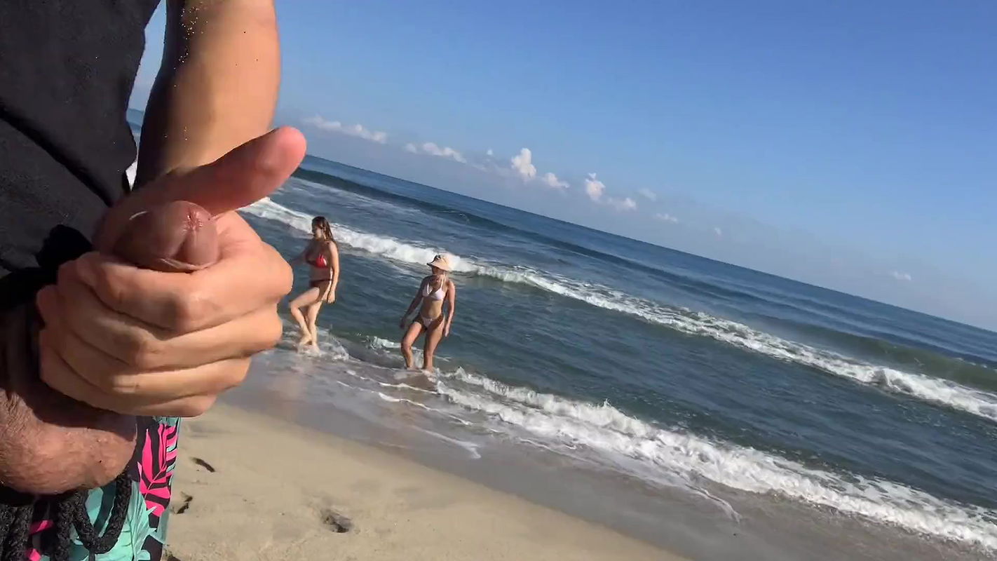 Public flash dick on the beach in front of two horny girls who crave my cock