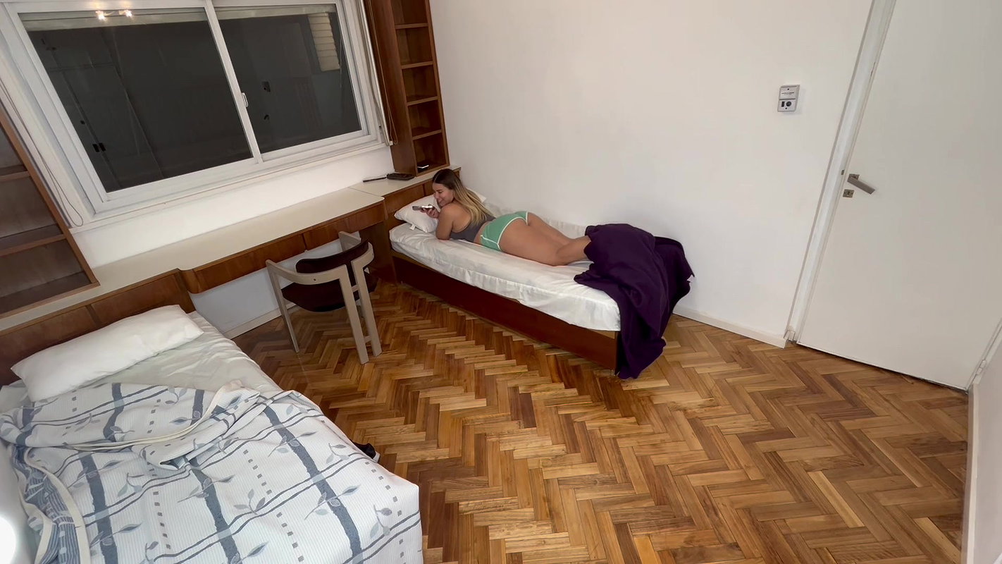 Sexo con compañera de cuarto que conocí en el Hostel… ft Abril Diseli