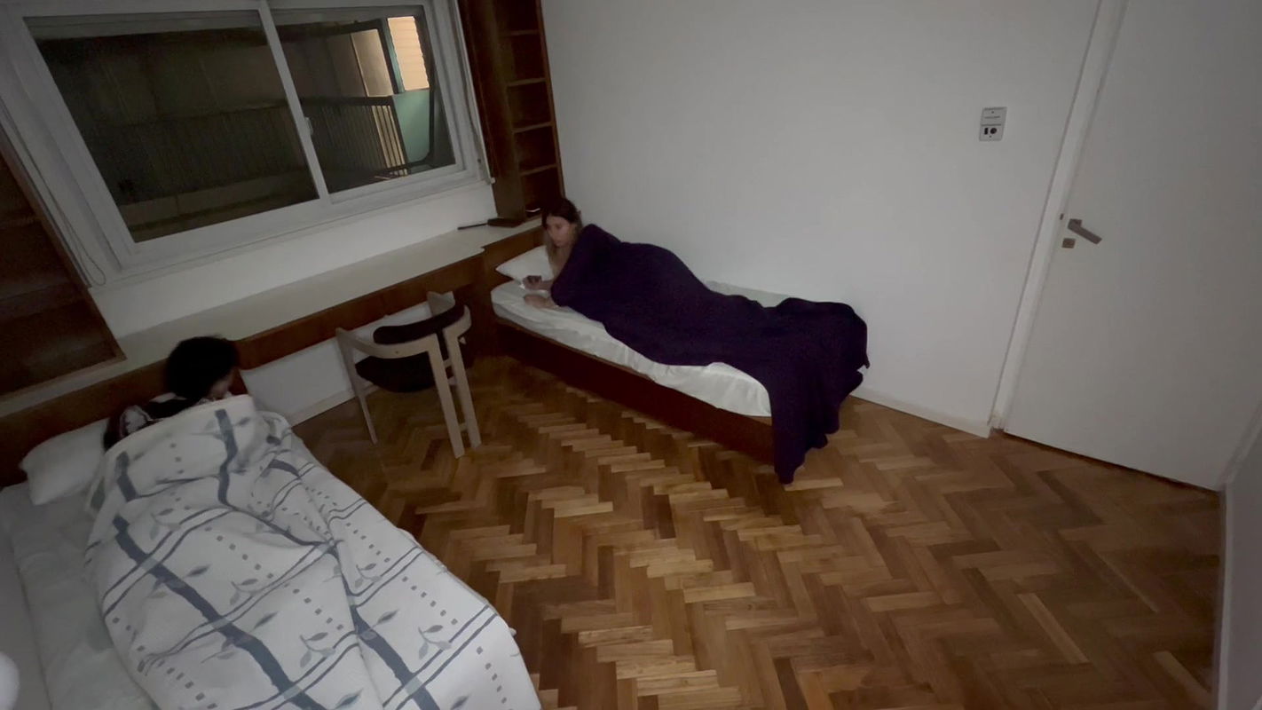 Sexo con compañera de cuarto que conocí en el Hostel… ft Abril Diseli