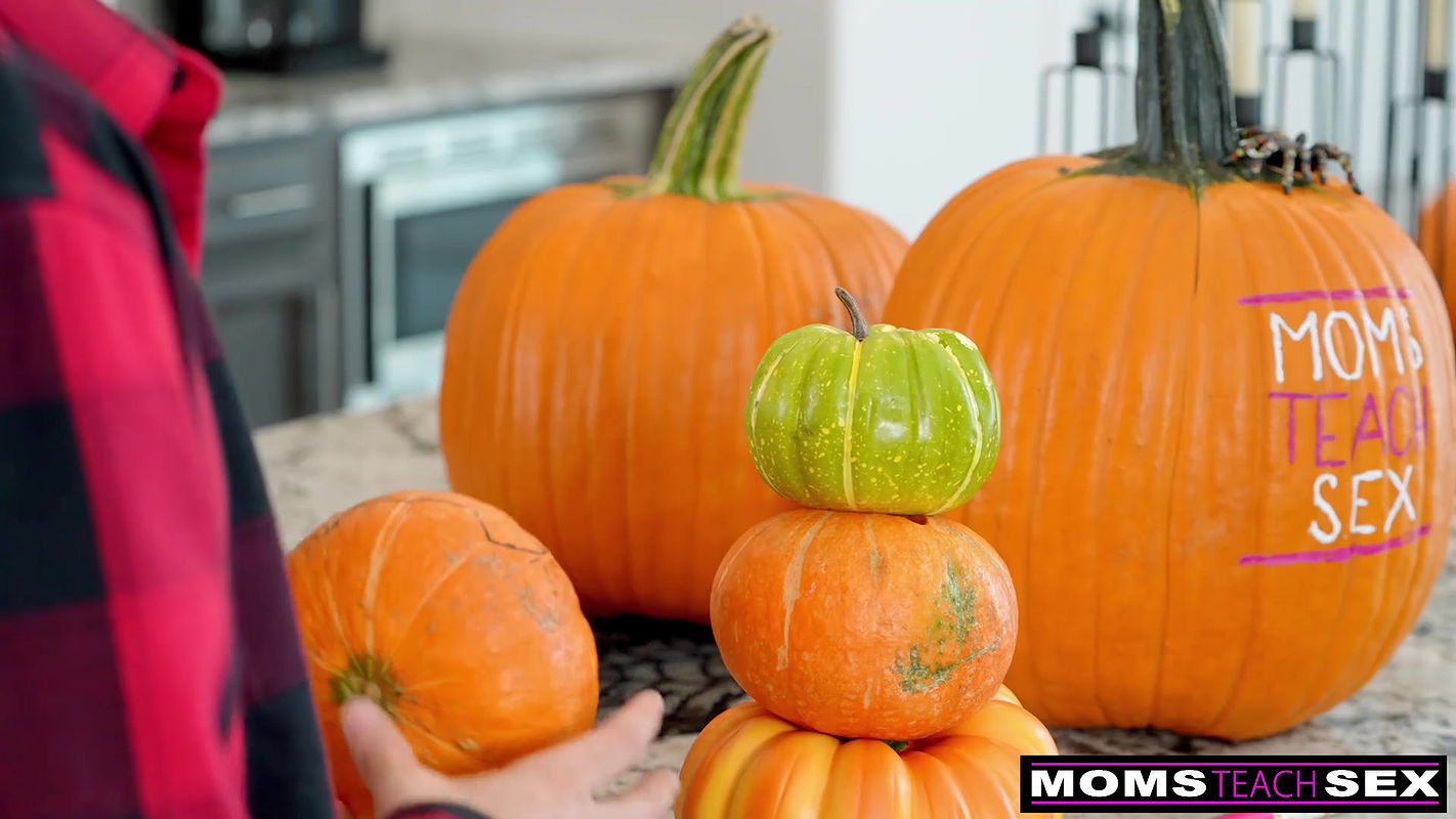 Horny Pumpkin Fucker Stepson Gets Lucky With Whitney Oc’s Pussy – S22E8