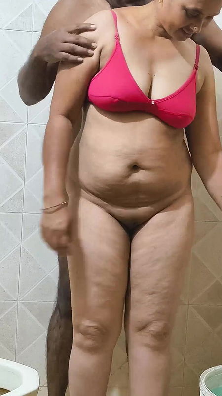 Full Hot and Sexy Naked Showed While Bathing with Her Boyfriend