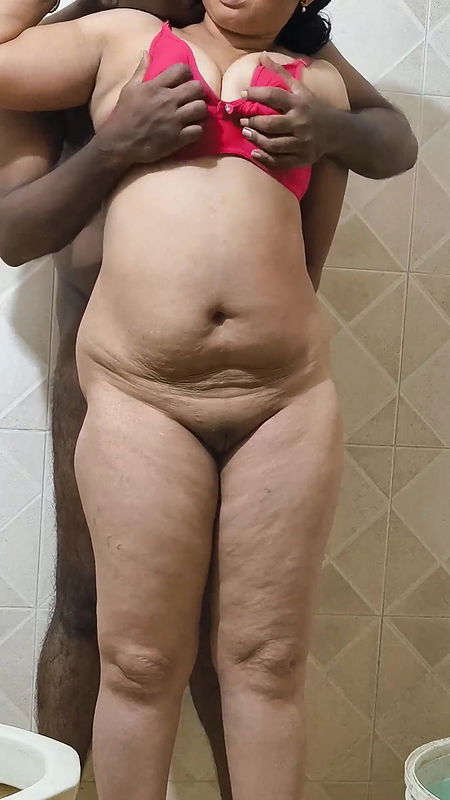 Full Hot and Sexy Naked Showed While Bathing with Her Boyfriend