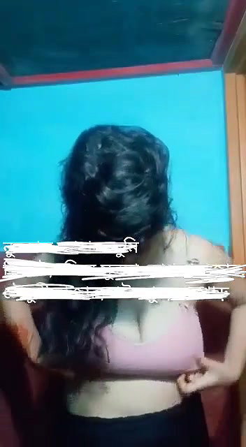 Beautiful Girl Showing Her Bigboobs And Pussy