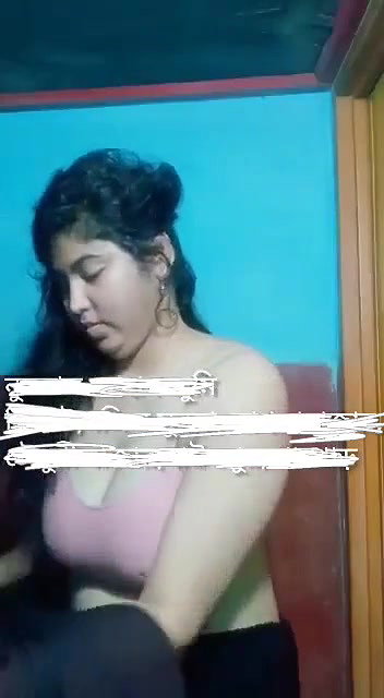 Beautiful Girl Showing Her Bigboobs And Pussy