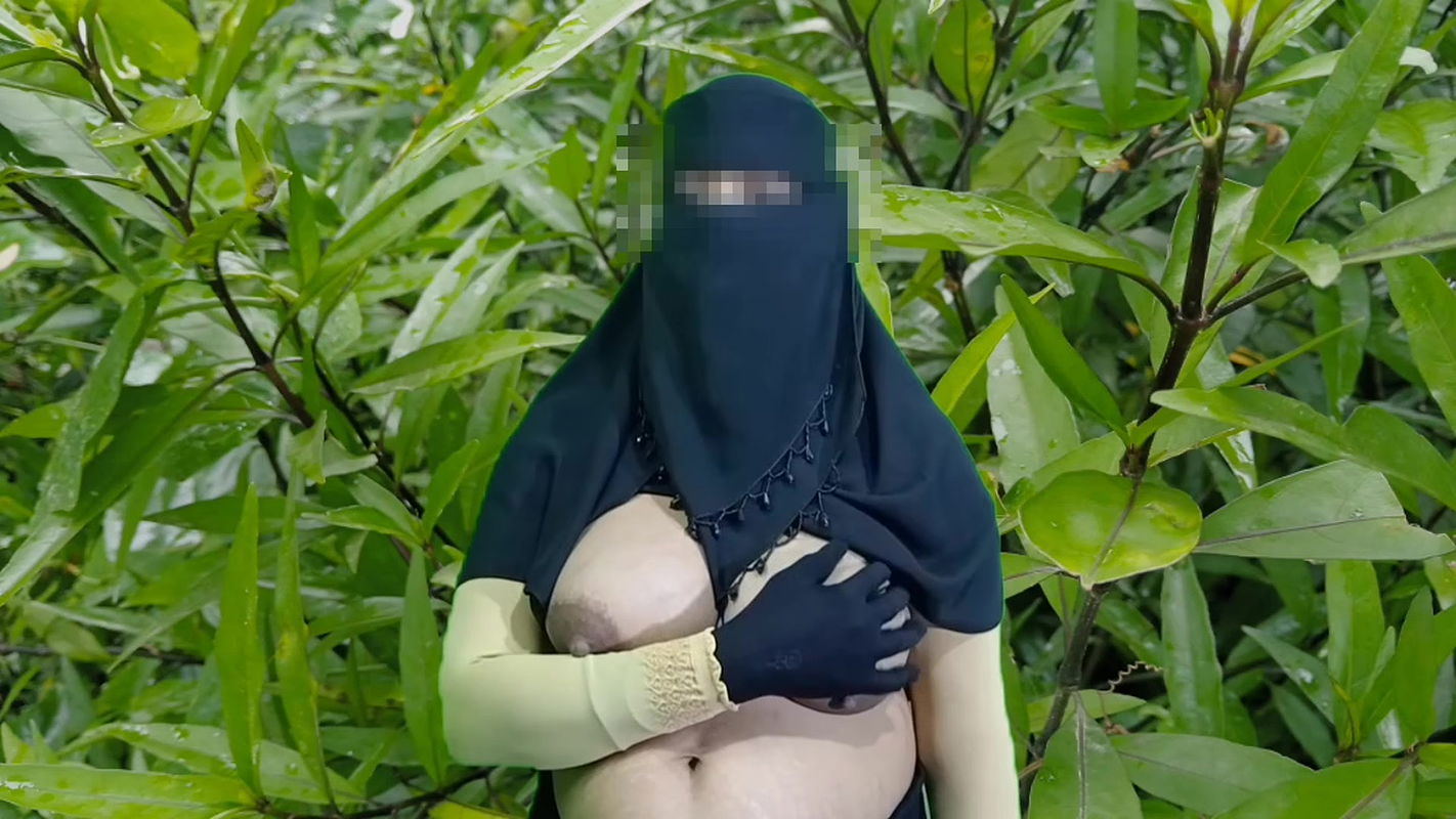 Stepson beautiful wife spends the night with her father-in-law