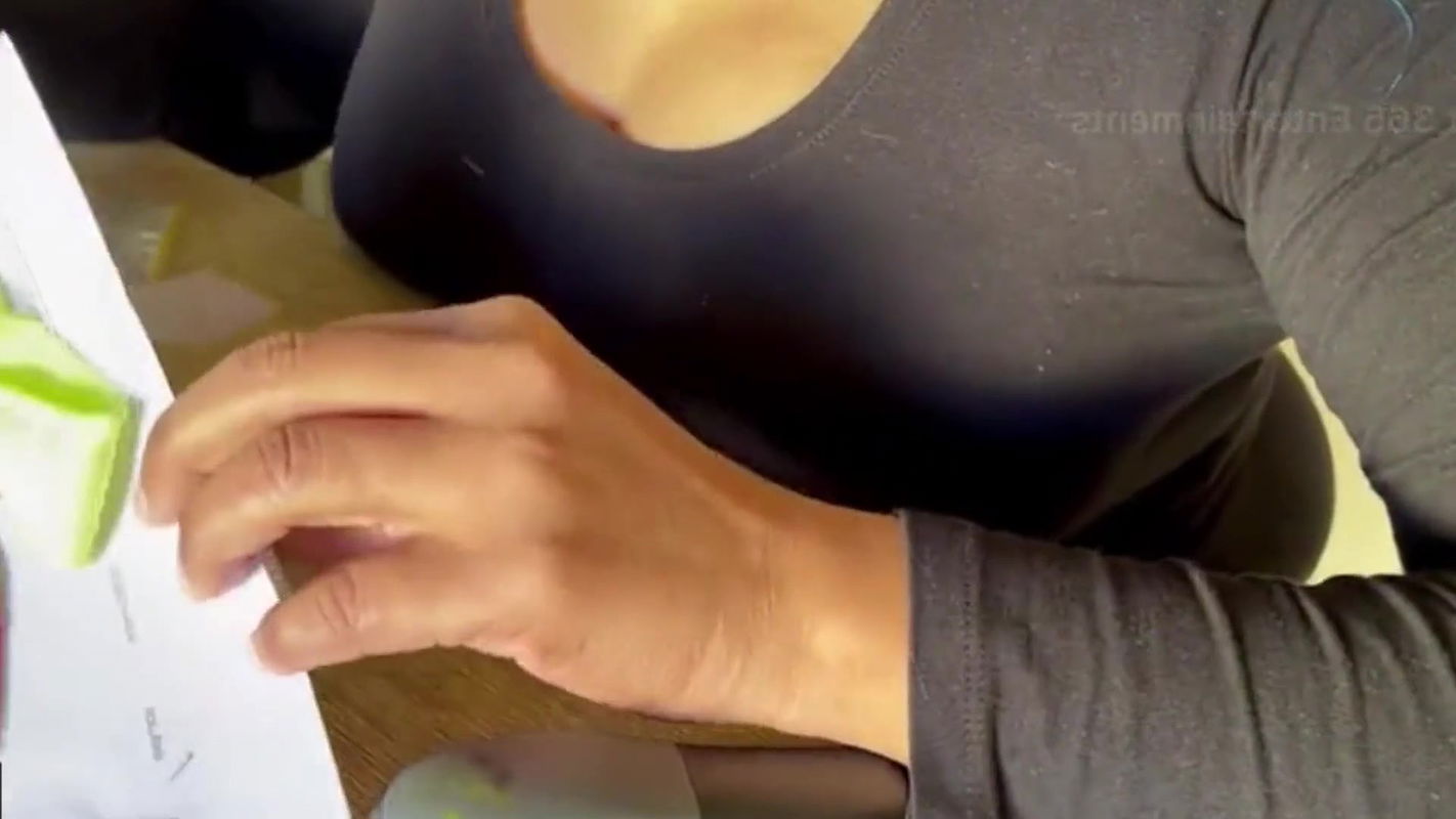 Bangla cute grils show her bobbs in worke desi grils