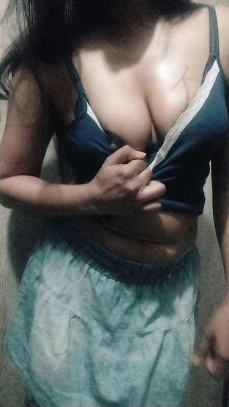 Garm Choot – Indian College Student Dancing Naughtily