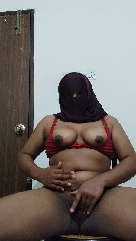 Hot Bangladeshi Girl Showing Her Boobs and Ass. Hot Queen sadia roselle