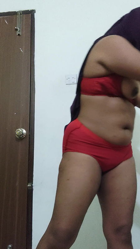 Hot Bangladeshi Girl Showing Her Boobs and Ass. Hot Queen sadia roselle