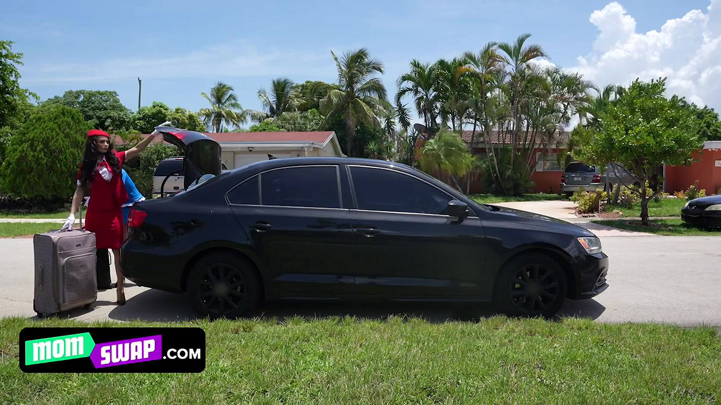 Gorgeous Flight Attendants Crystal Rush and Kaylynn Key Get Their Stepsons A Gifts They Won’t Forget
