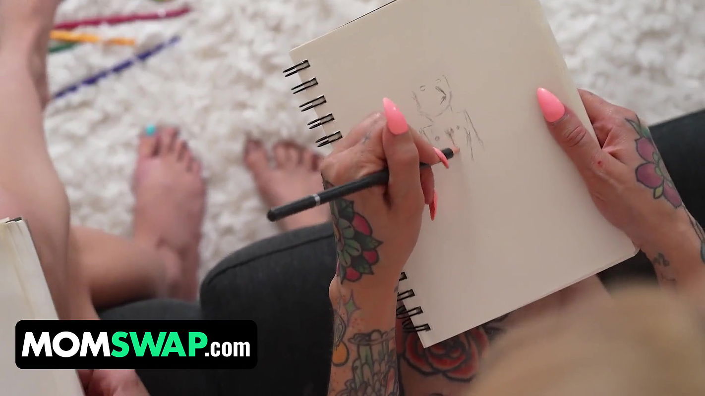 MILF Stepmoms Are Trying To Draw Nude Male Models Who Are Actually Their Own Stepsons! – MomSwap