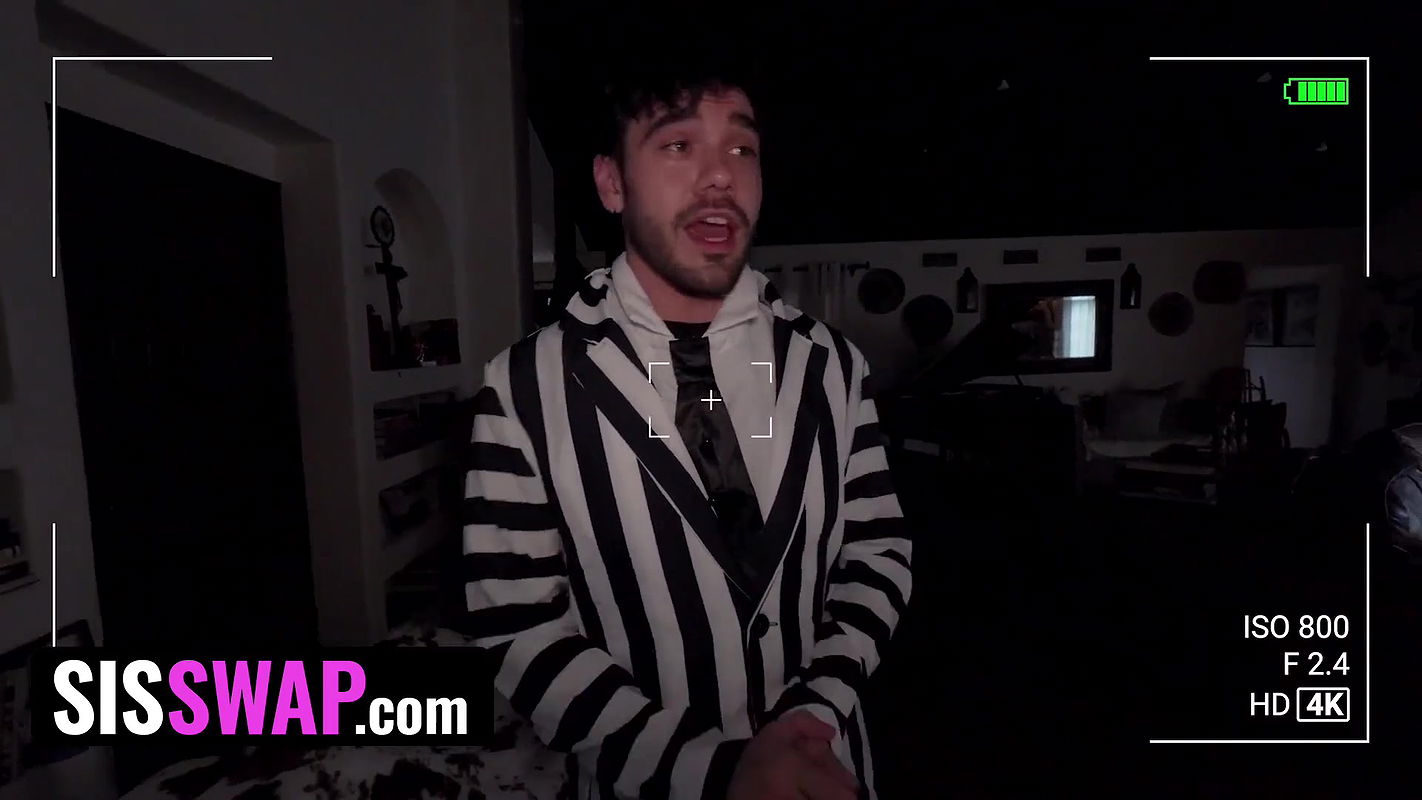 The Haunted House of Swap by SisSwap Featuring River Lynn & Amber Summer – TeamSheet Halloween