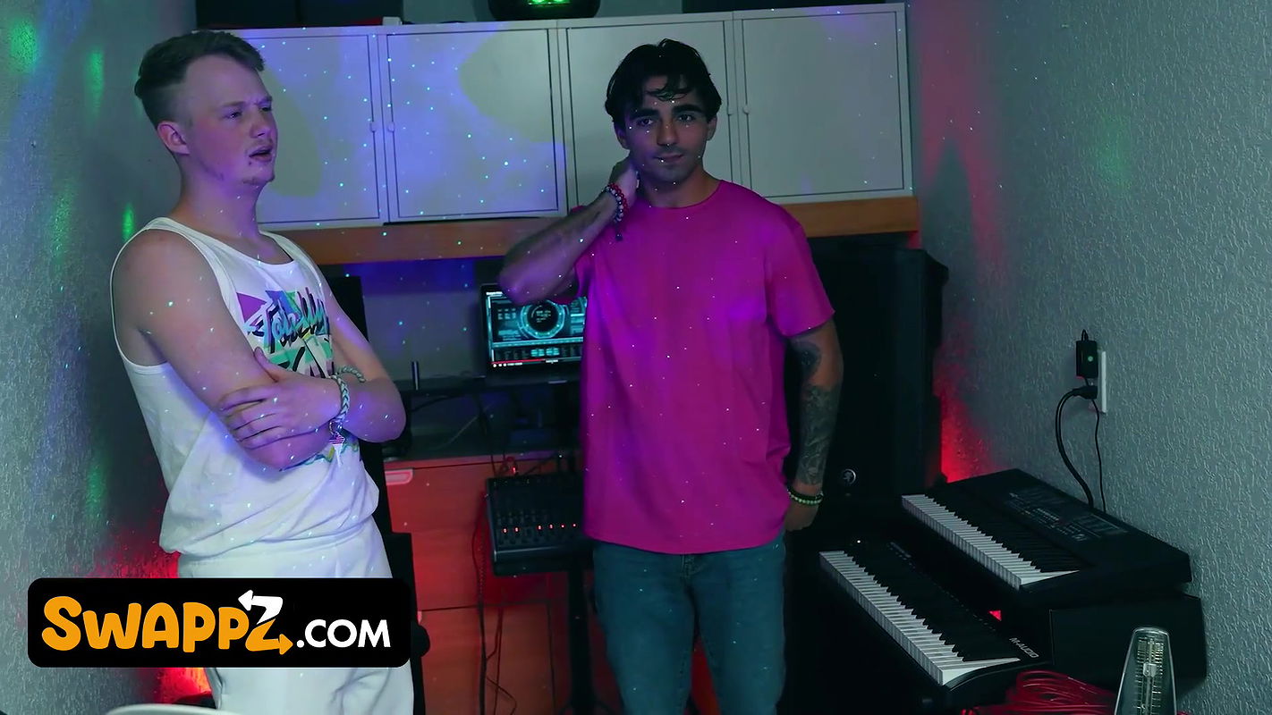 Time-Traveling Stepsons Fuck Their Milf StepMoms Again & Discover New Stepsisters – Swappz